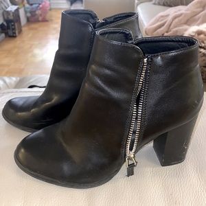 Black booties great for the fall! Size 8